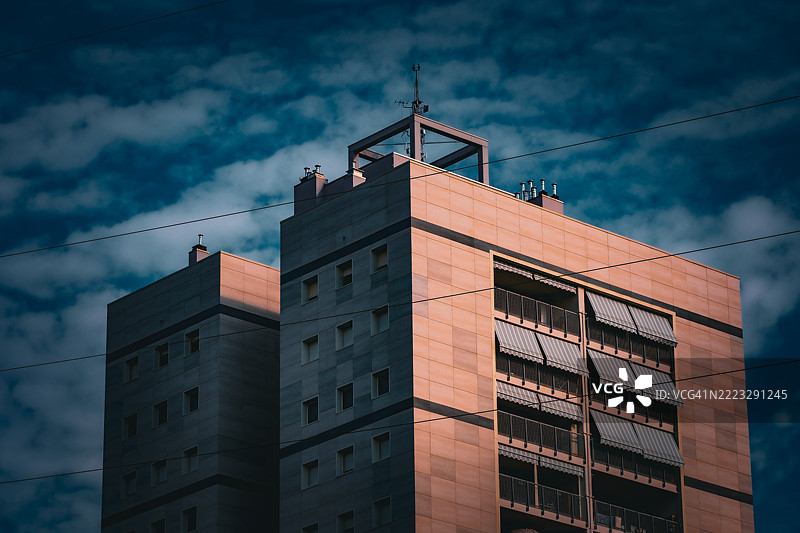 现代建筑城市建筑在阴云密布的天空下。现代结构图片素材