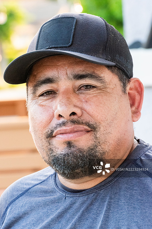 成熟的西班牙裔男性肖像，面向镜头摆姿势图片素材