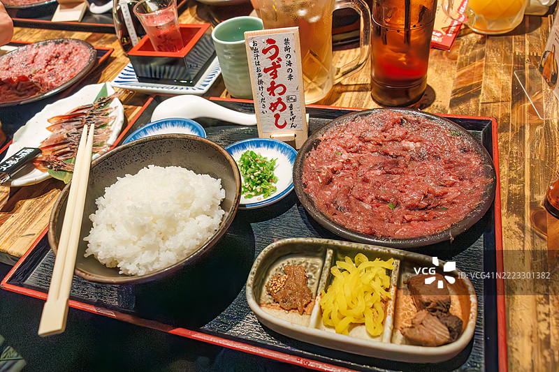 他们的特色是一份生 minced “Uzuwa”的套餐。首先，我们将其作为生鱼片品尝，然后放在米饭上制作成饭碗。最后一道菜是茶泡饭，即在米饭上浇上高汤。图片素材