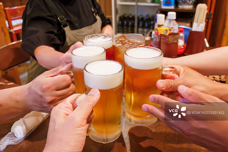 为大家干杯。图片素材