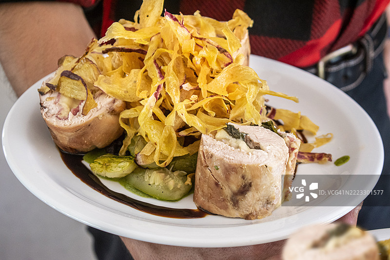 法式薯条和蔬菜的鸡肉卷图片素材