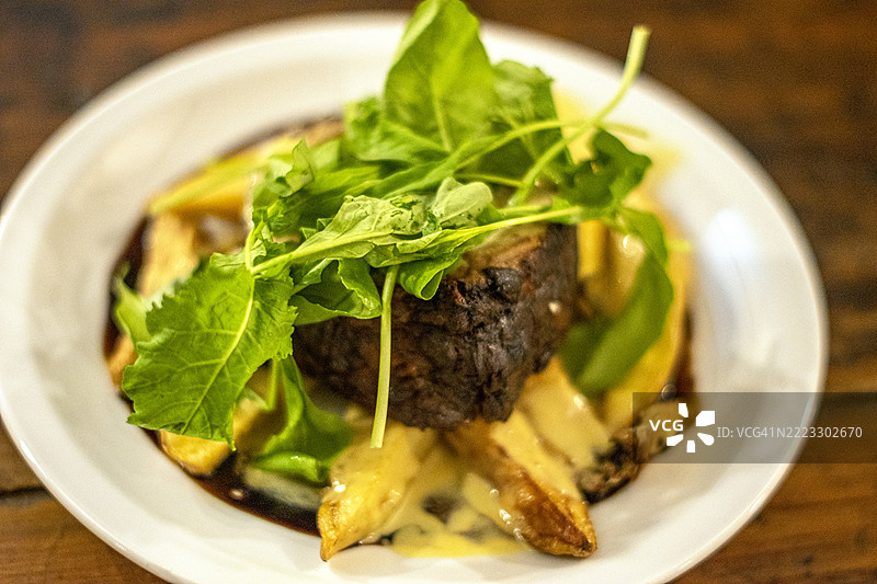 猪肩肉、薯条和蔬菜 - 美食图片素材