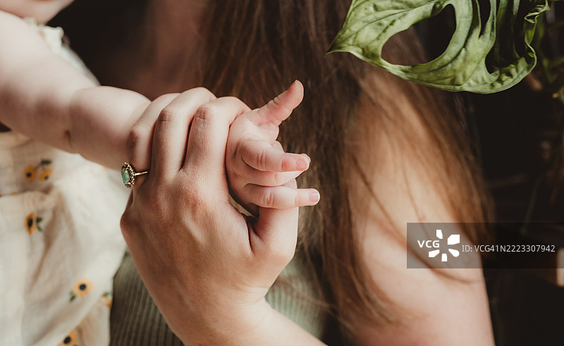 母亲牵着女儿的手图片素材