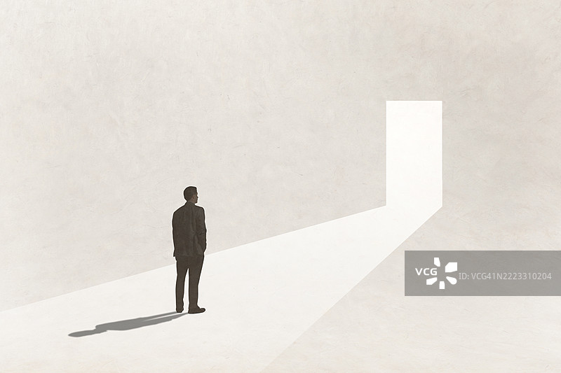 男人朝光明的方向看去图片素材