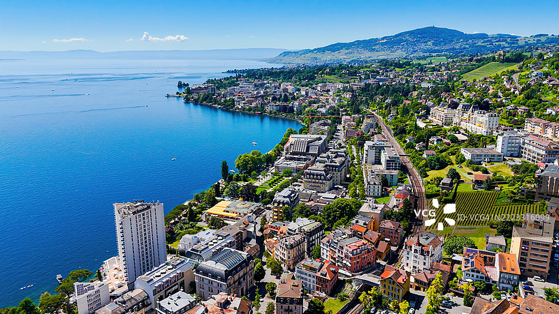日内瓦湖畔蒙特勒的鸟瞰图，周围被瑞士阿尔卑斯山环绕，豪华酒店和住宅建筑的全景城市风光，欧洲湖泊旅游目的地的旅行与旅游概念图片素材