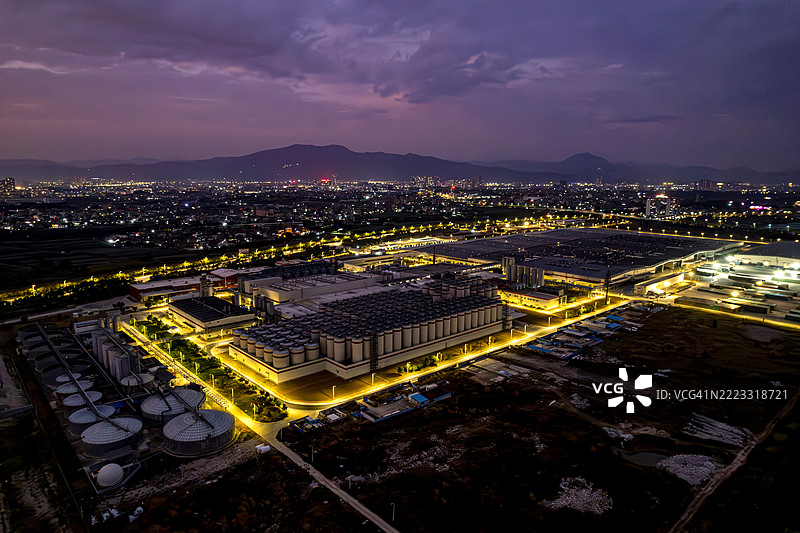 夜间工业区内灯光明亮的工厂图片素材