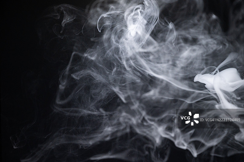 白色烟雾与黑色背景图片素材