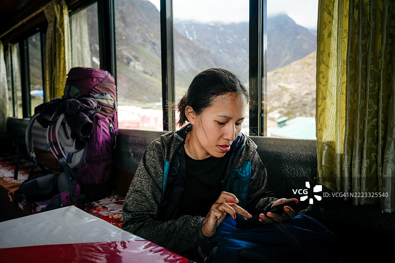 女性在偏远地区使用互联网信号图片素材