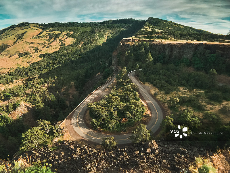 男子倚靠在罗威纳山顶图片素材