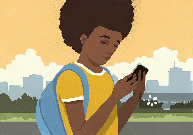 背着书包的女学生在城市公园使用智能手机图片素材