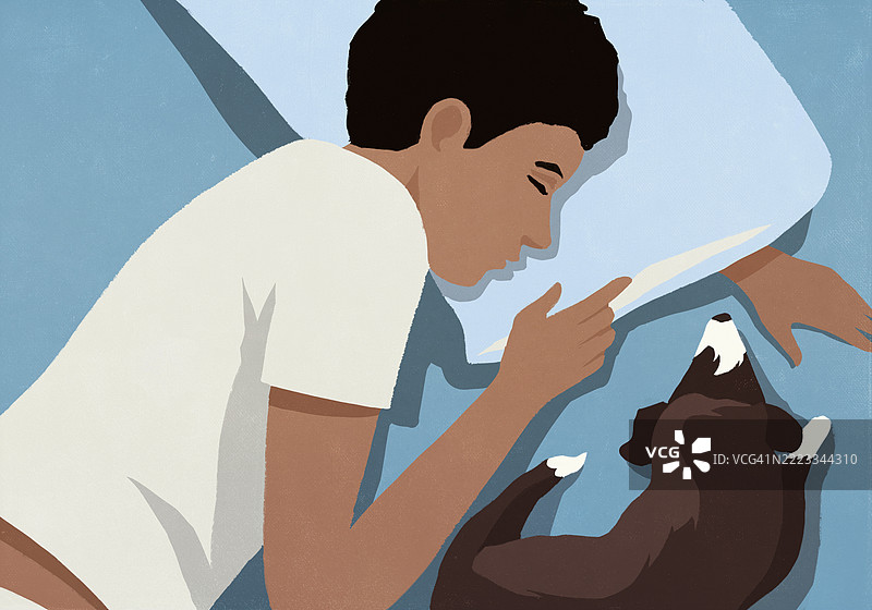 夜晚，疲惫的男人在床上与狗一起睡觉的俯视图图片素材