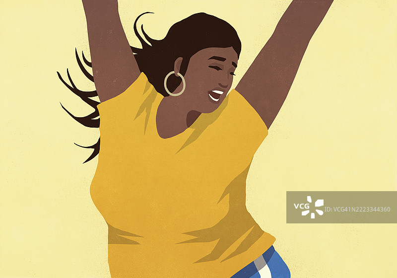 无忧无虑、漂亮的丰满女性在黄色背景下举起双臂跳舞图片素材