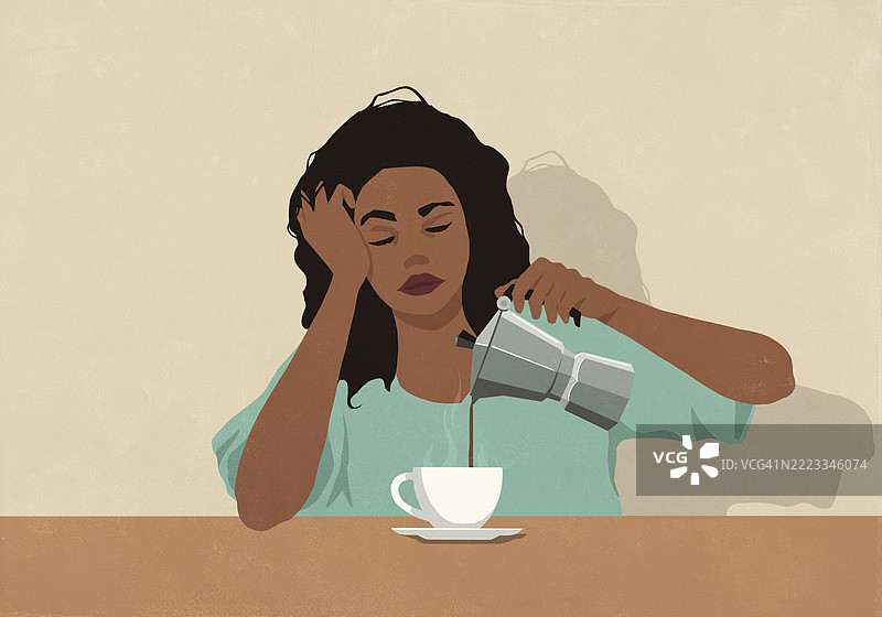 疲惫的女人双手托着头，在早晨的厨房桌子上倒咖啡图片素材