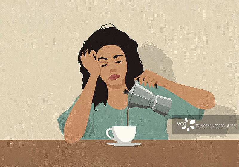 疲惫的女人在早晨的厨房桌子上倒咖啡图片素材