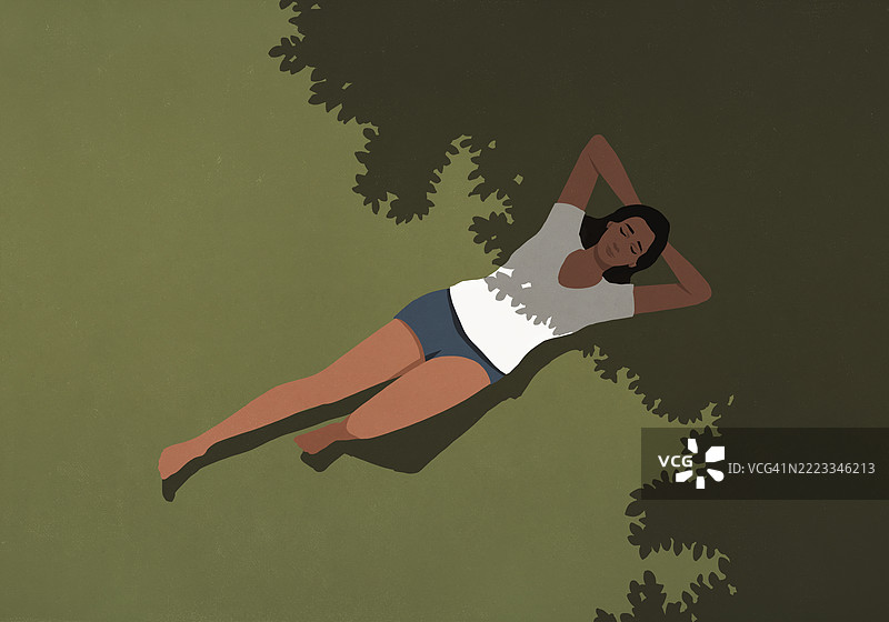 从上方俯视穿着短裤和T恤的宁静女性，躺在夏季草地上的阳光与阴影中。图片素材