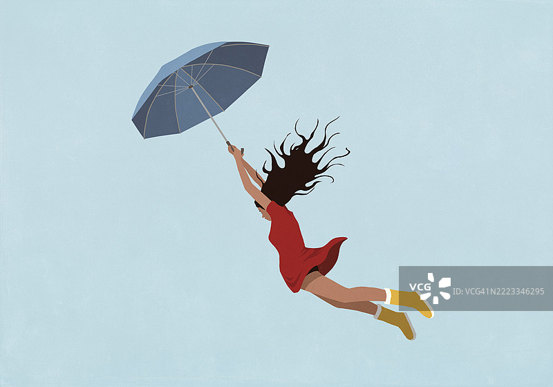 举着伞的女人双臂高举，飞翔在蓝色背景下图片素材