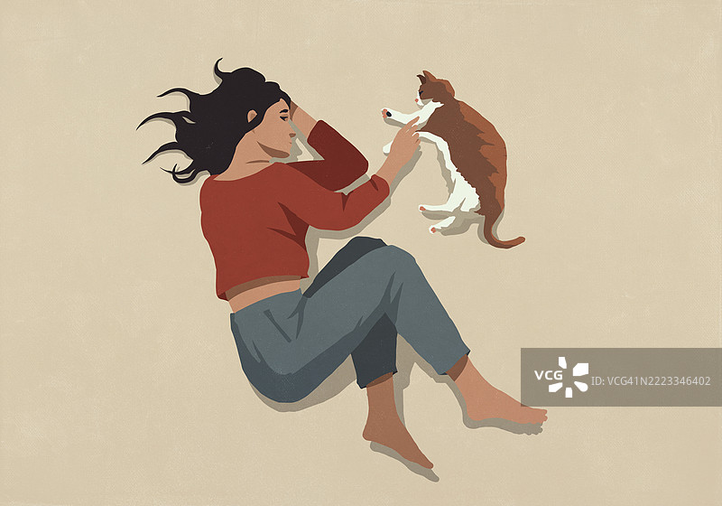 从上方俯视安静的女性在地板上放松，抚摸着猫咪图片素材