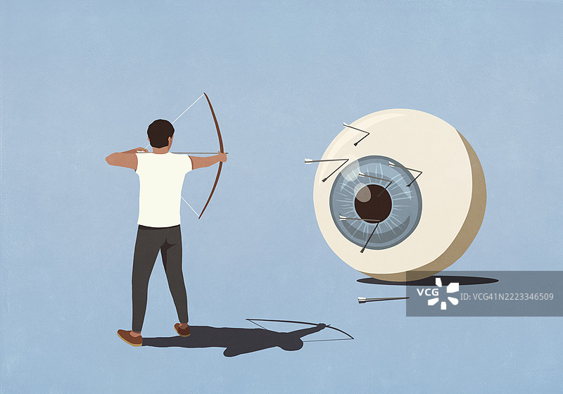 男子瞄准弓箭，向大型蓝色监视眼球射箭图片素材
