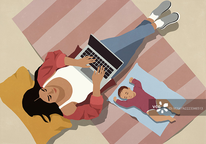 从上方俯视，婴儿在地板上睡觉，母亲在旁边使用笔记本电脑工作。图片素材