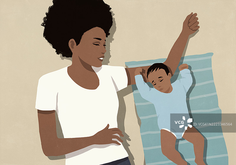 从上方俯视母亲躺着，注视着她可爱的儿子在她旁边安静地睡觉。图片素材