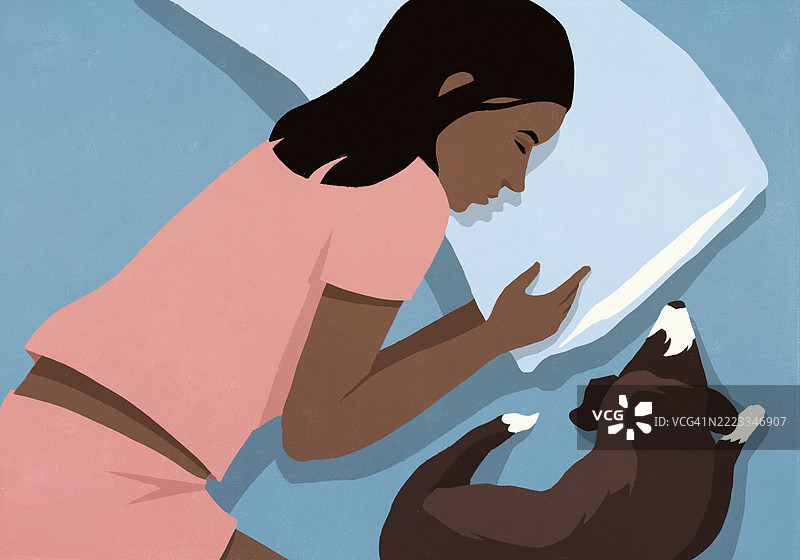 夜晚，疲惫的女人在床上与狗一起睡觉的俯视图图片素材