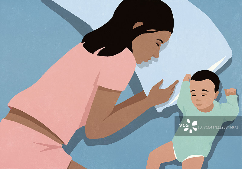 从上方俯视母亲和新生儿男婴并肩睡在床上的画面图片素材