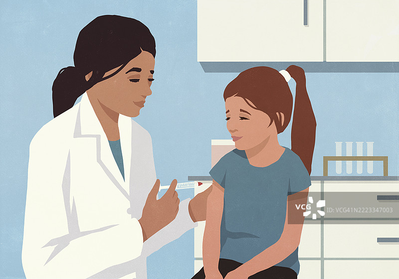 女儿科医生在诊所的办公室给女孩接种疫苗。图片素材