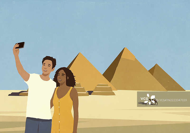 快乐的年轻情侣在埃及金字塔前享受假期，拍摄自拍照图片素材