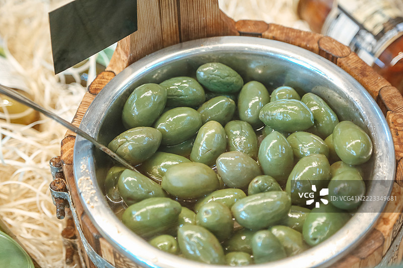 当地街市的腌制绿橄榄图片素材