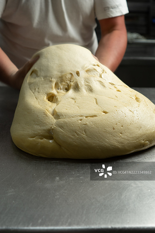 面包和蛋糕的面团准备过程中的面包师傅图片素材