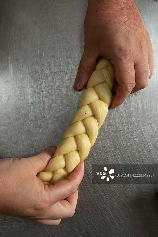 面包师正在用面团准备面包和蛋糕图片素材