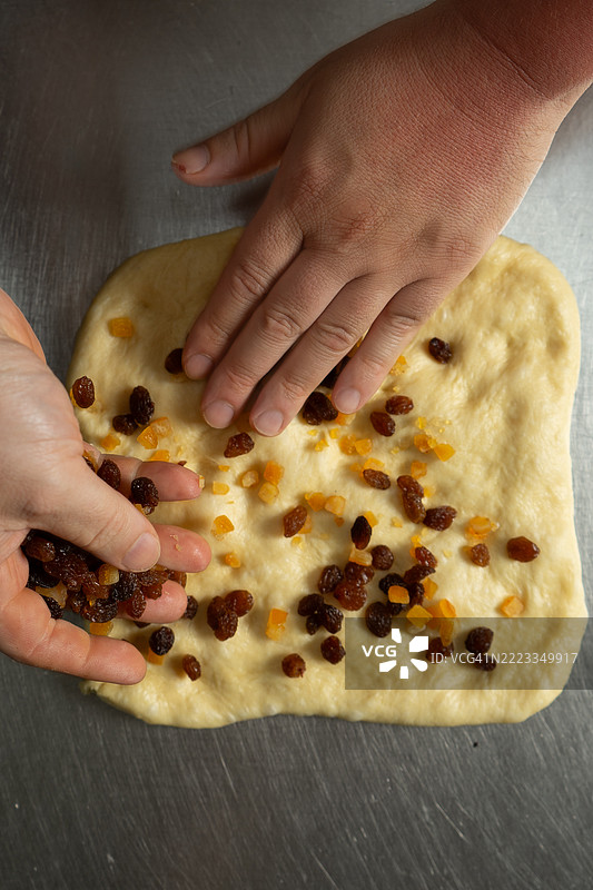 面包和蛋糕的面团准备过程中的面包师傅图片素材