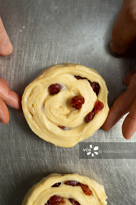 面包师正在用面团准备面包和蛋糕图片素材