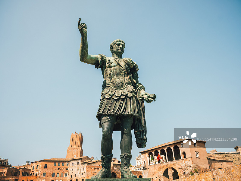 罗马的图拉真皇帝青铜雕像图片素材