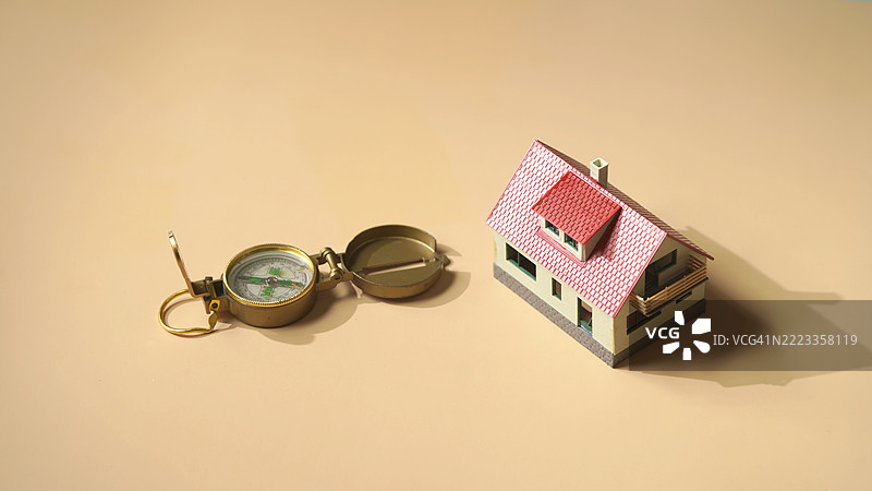 房地产价格与指南针，预测概念图片素材