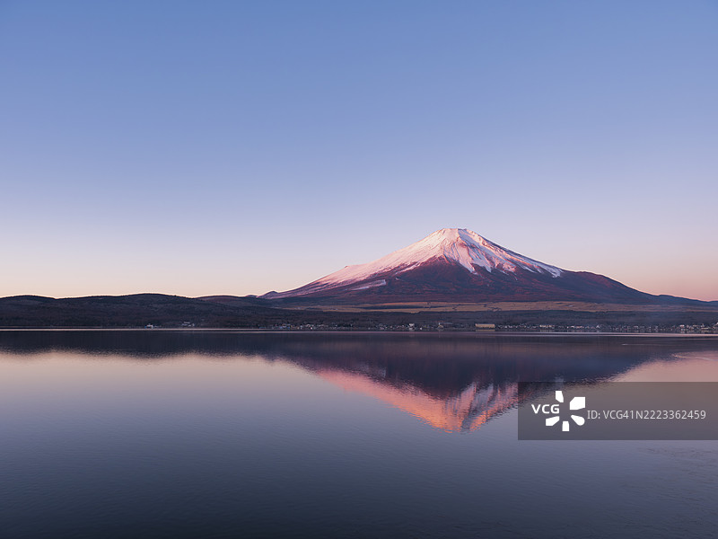 冬季日出时，粉色的富士山倒映在山中湖上图片素材