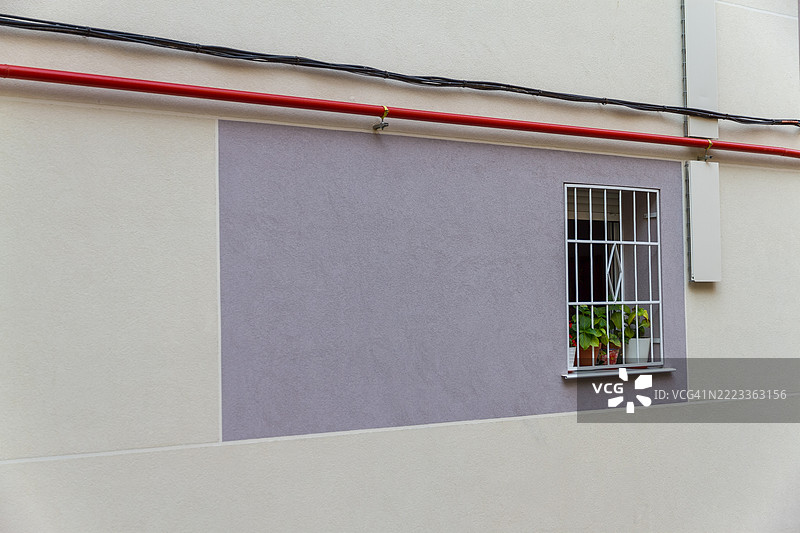 窗户上摆放着花盆图片素材