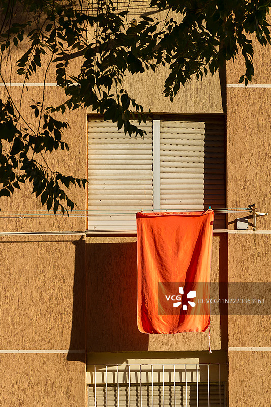 橙色毛巾在阳光下晾晒图片素材