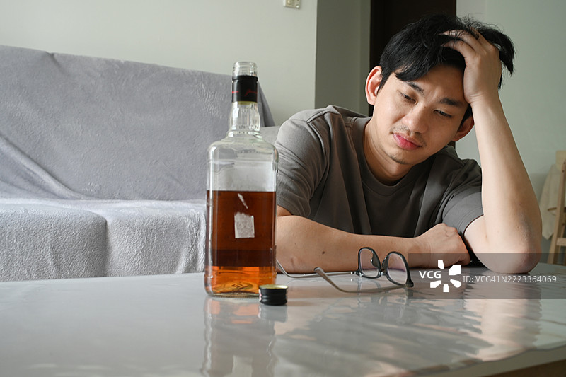 沉默的重量：与酗酒和绝望的斗争图片素材