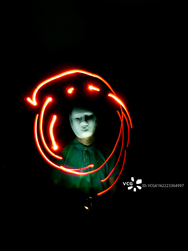 女性剪影在光盾中。保护圈图片素材