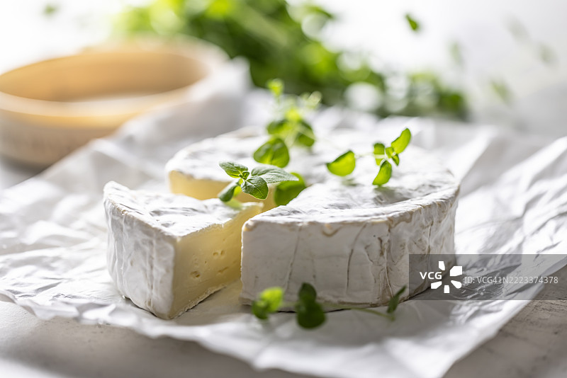 桌子上的法式软奶酪卡门贝尔配牛至。图片素材