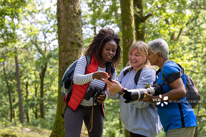 女性在度假期间一起观鸟图片素材