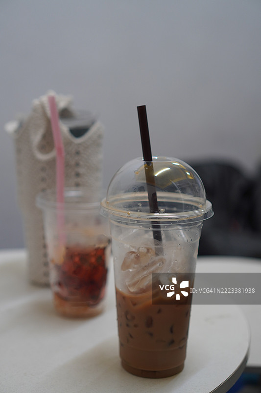 塑料杯中的冰咖啡图片素材