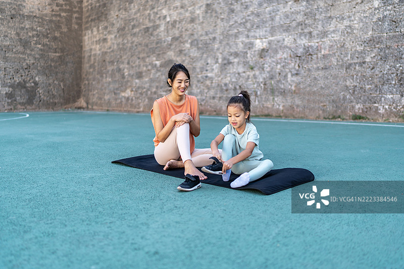 母女一起享受户外锻炼的时光图片素材