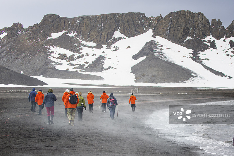 游客和海洋蒸汽冲击南极的火山欺骗岛图片素材