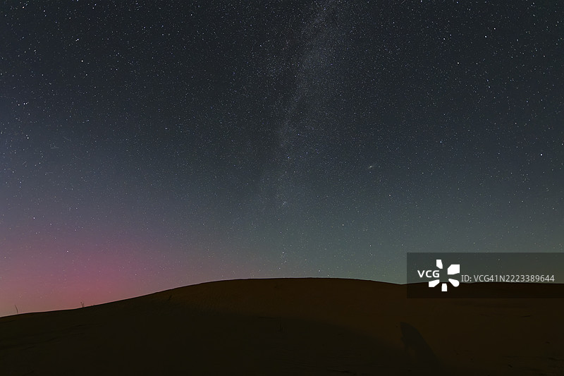 一颗流星划过沙漠图片素材