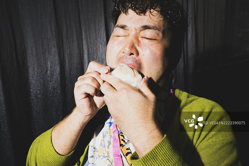 成年男性咬食物的特写镜头图片素材