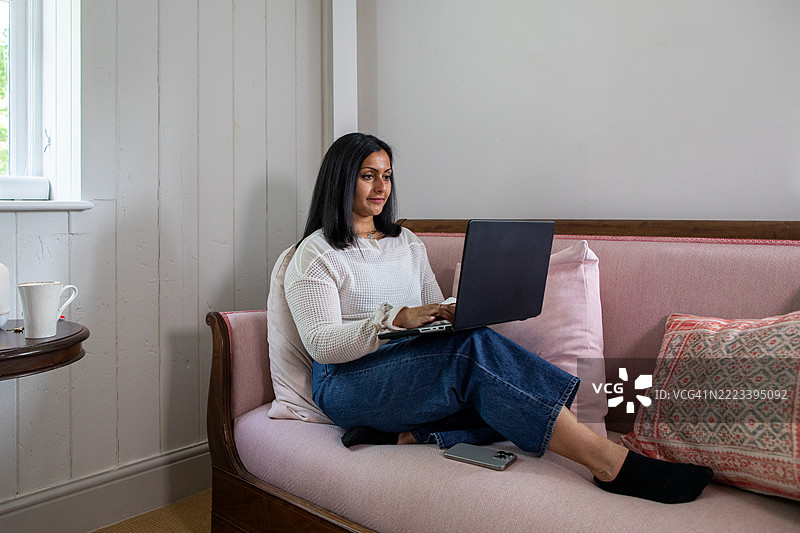 在家上网浏览图片素材