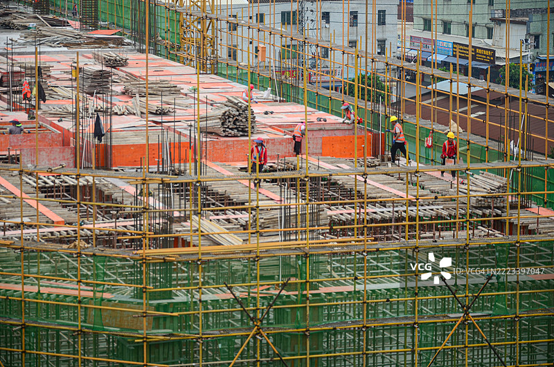 中国广东省中山市古镇繁忙的建筑工地鸟瞰图。图片素材