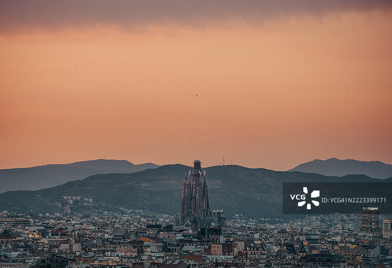 宁静的巴塞罗那广角视图，圣家堂在戏剧性的日落天空下巍然屹立。图片素材